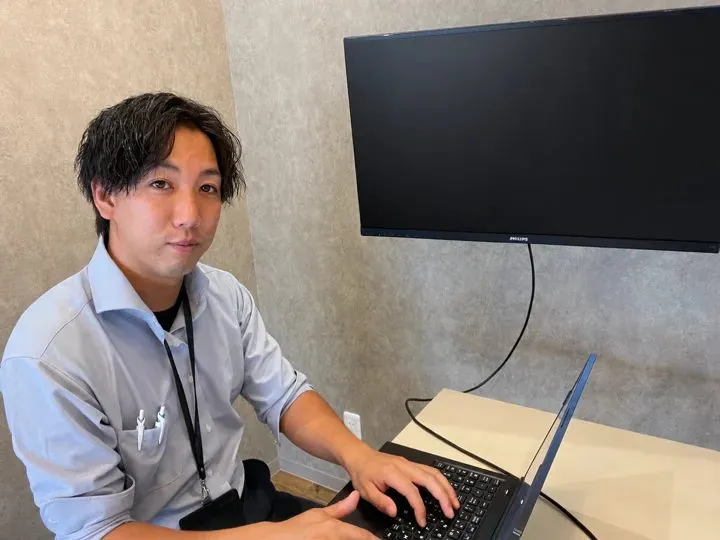 パソコンで施工計画を検討するスタッフ