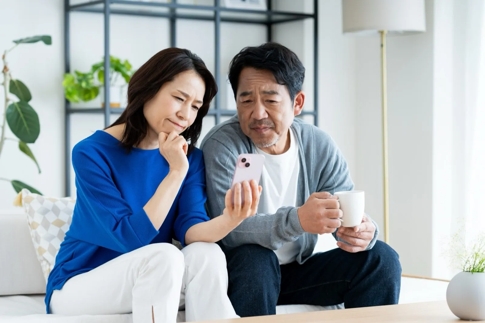 太陽光発電について相談しながら考えるご夫婦