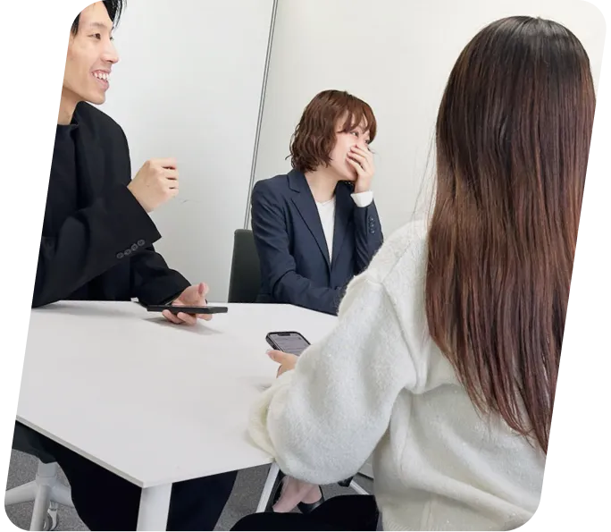 打ち合わせをしている社員たち