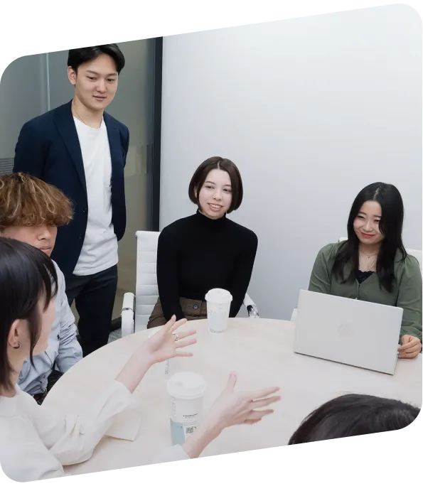 打ち合わせをしている社員たち