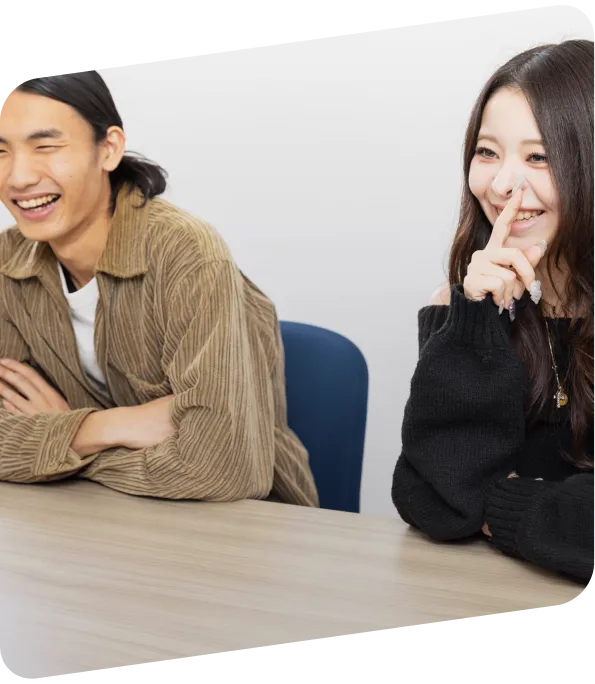 笑顔の男性社員と女性社員