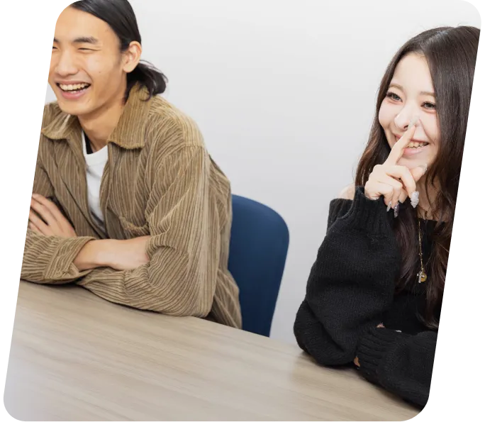 笑顔の男性社員と女性社員