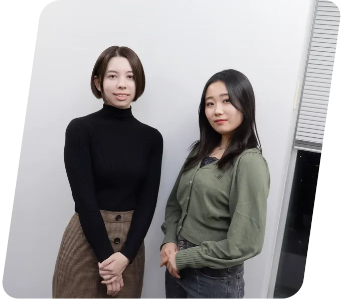 並んで立っている2人の女性社員