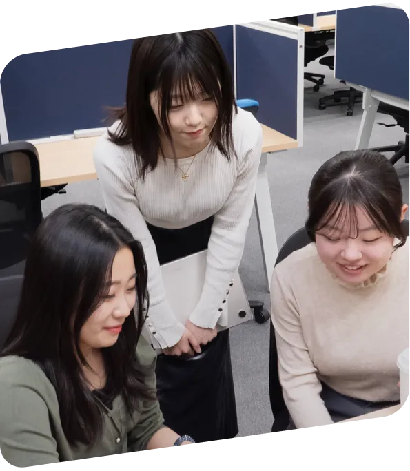 仕事をしている3人の女性社員