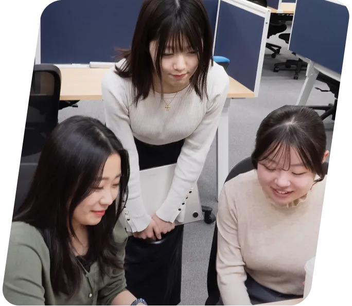仕事をしている3人の女性社員