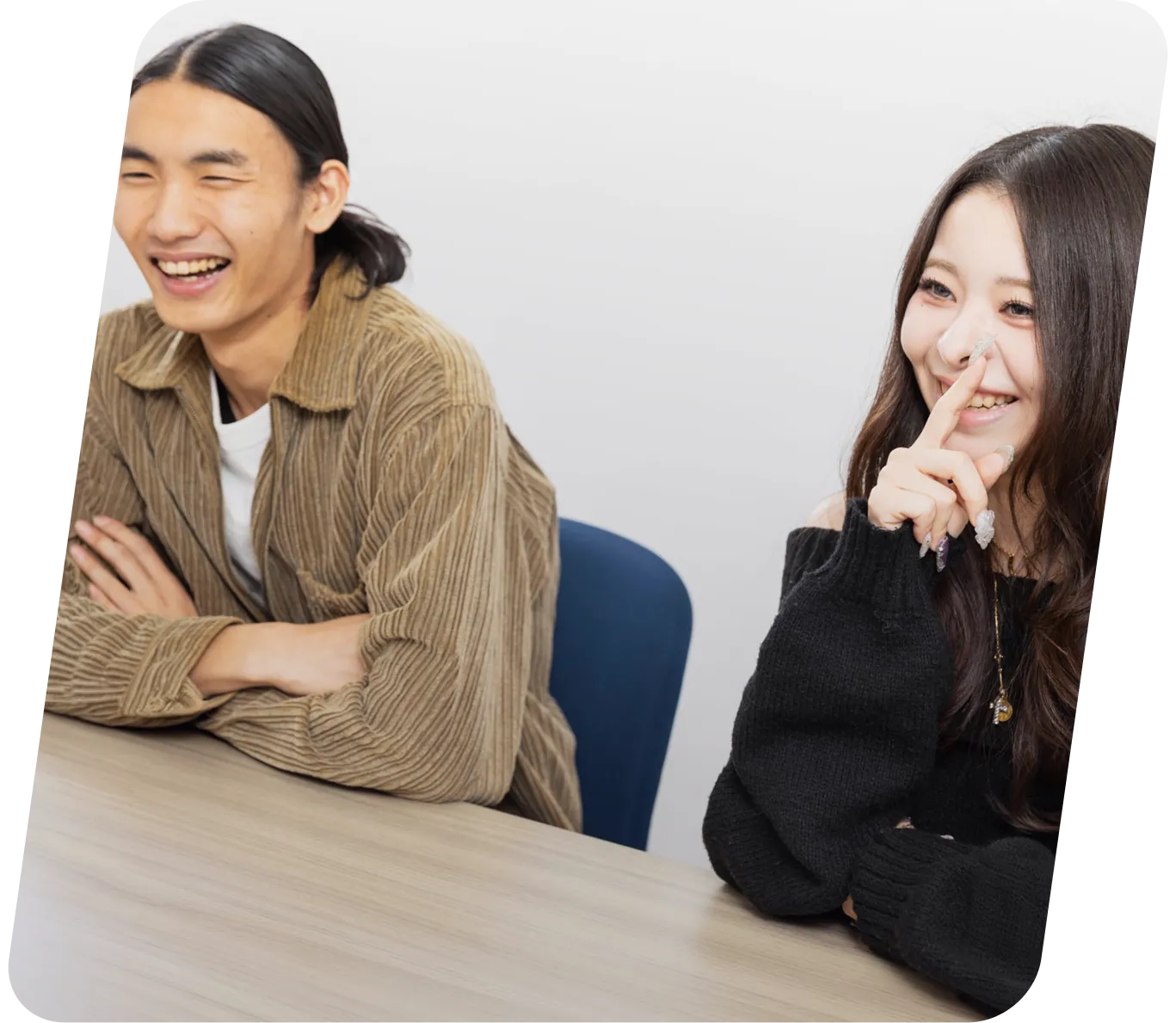 笑顔の男性社員と女性社員