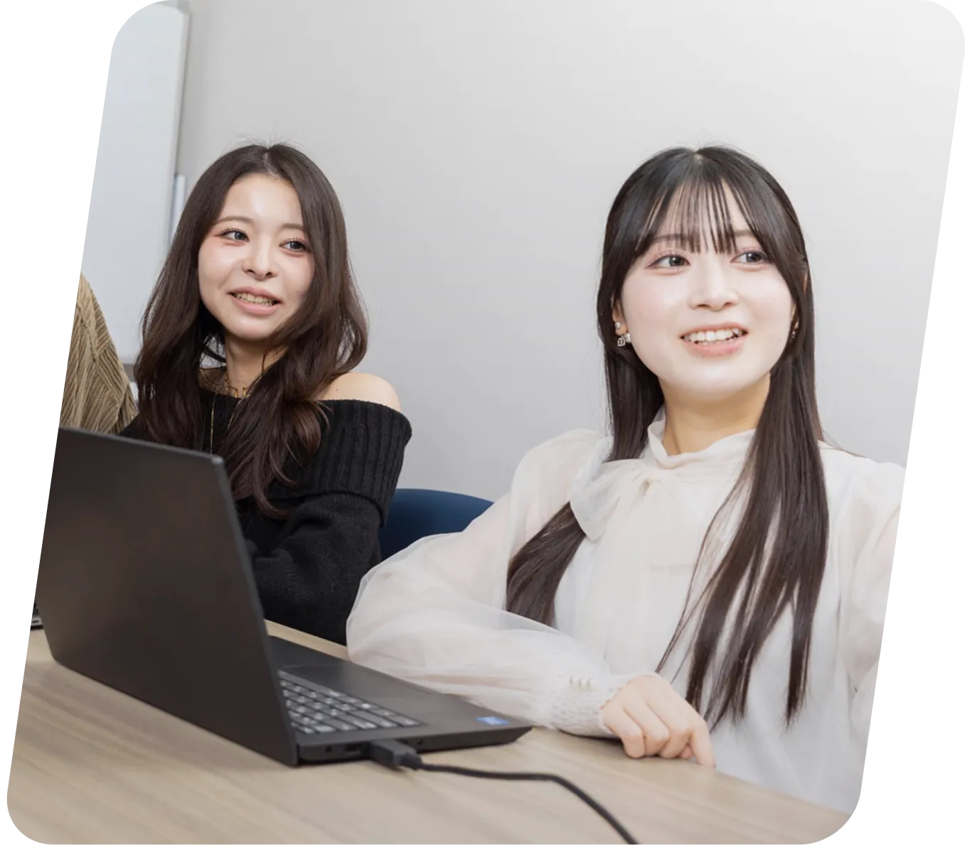 仕事をしている社員たち