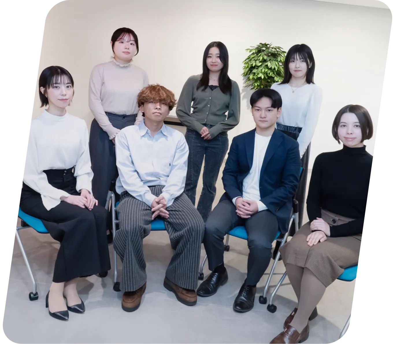 集合している社員たち