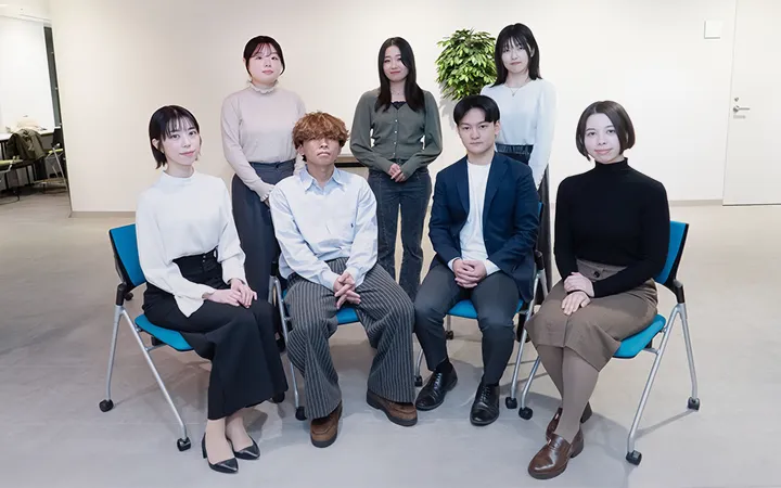 集合している社員たち