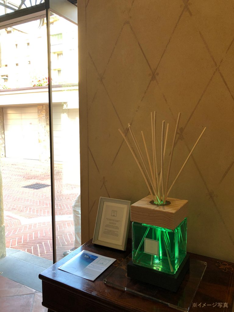 建物入口近くのテーブルに置かれた大きめのディフューザー