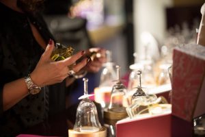 香水テスターを手に取る女性の手元