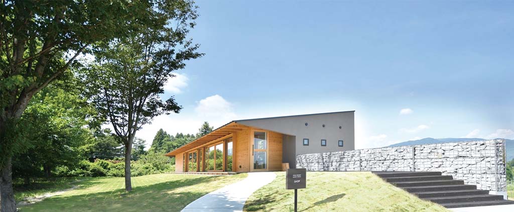 緑豊かな庭園に建ついわきワイナリーのモダンな平屋建て
