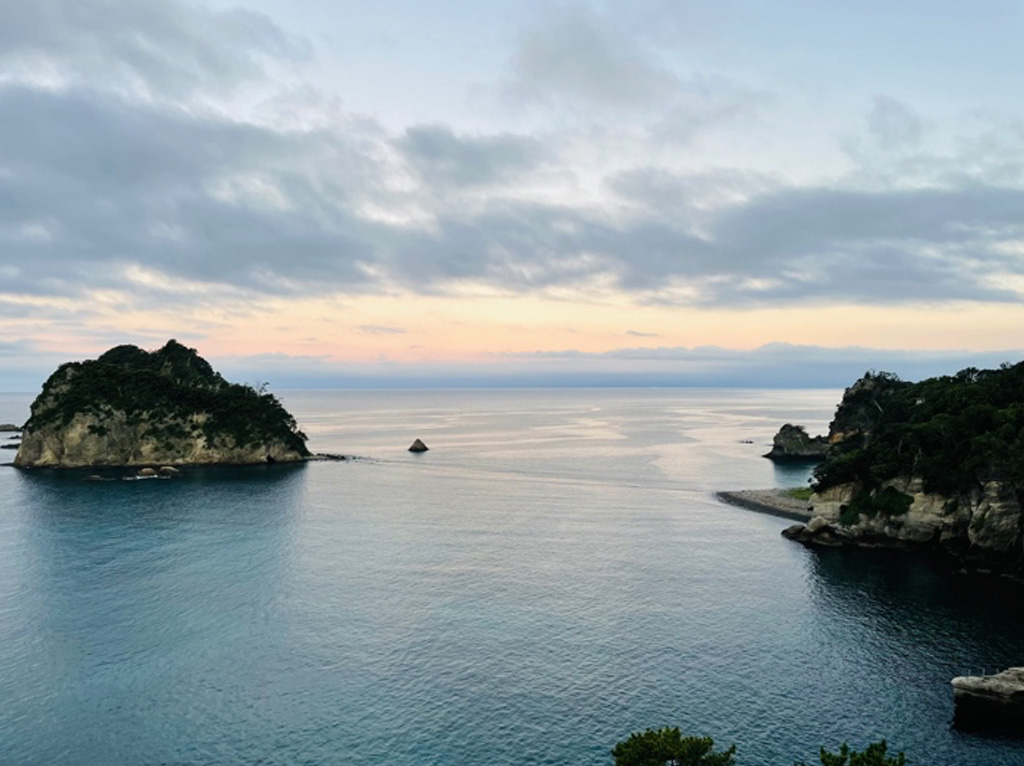 朝焼けの海に浮かぶ島々、穏やかな海の絶景
