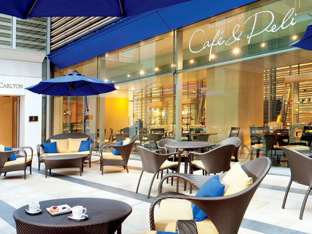 THE RITZ-CARLTON TOKYO Café & Deliのくつろいだ雰囲気で楽しめる屋外席