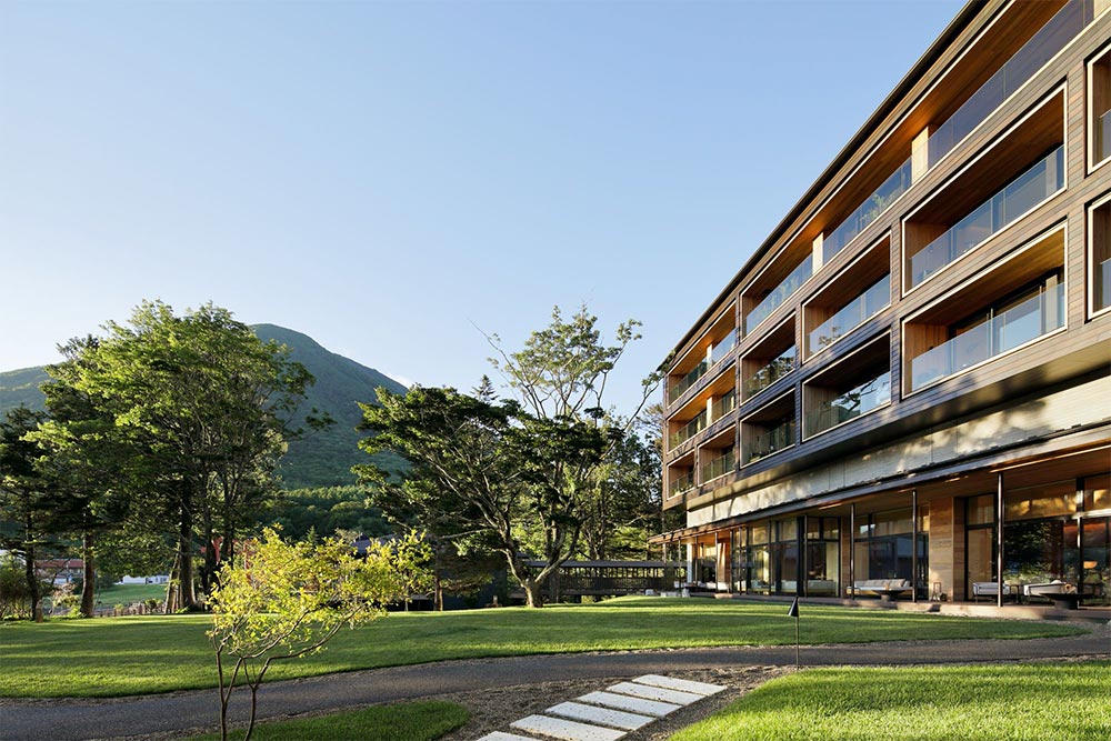 緑豊かな庭園と山景色が調和したTHE RITZ-CARLTON NIKKOの建物外観