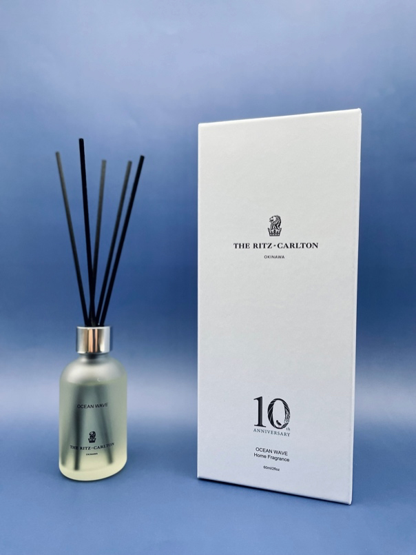 THE RITZ-CARLTON OKINAWAの10周年記念フレグランス。OCEAN WAVEの香りのオリジナルディフューザーと白いパッケージ