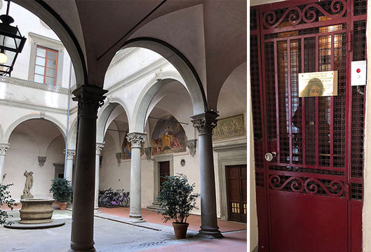 古典的なアーチと柱のあるイタリアの中庭と赤い装飾的な扉