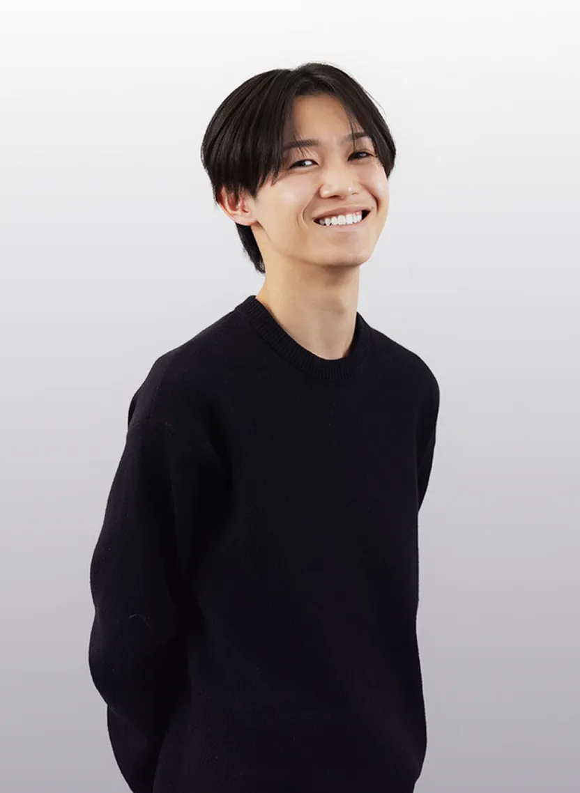 笑顔でこちらを向いて立っているR.Kさん