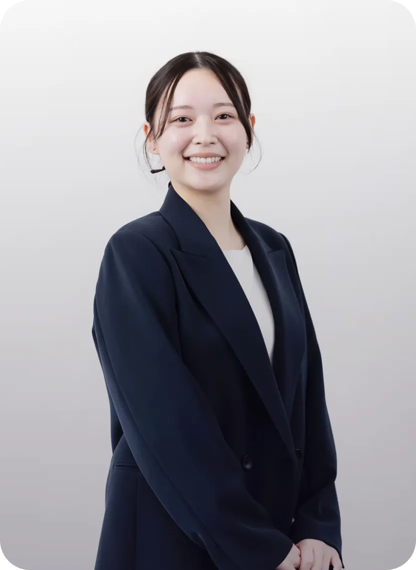 笑顔でこちらを向いて立っているA.Yさん