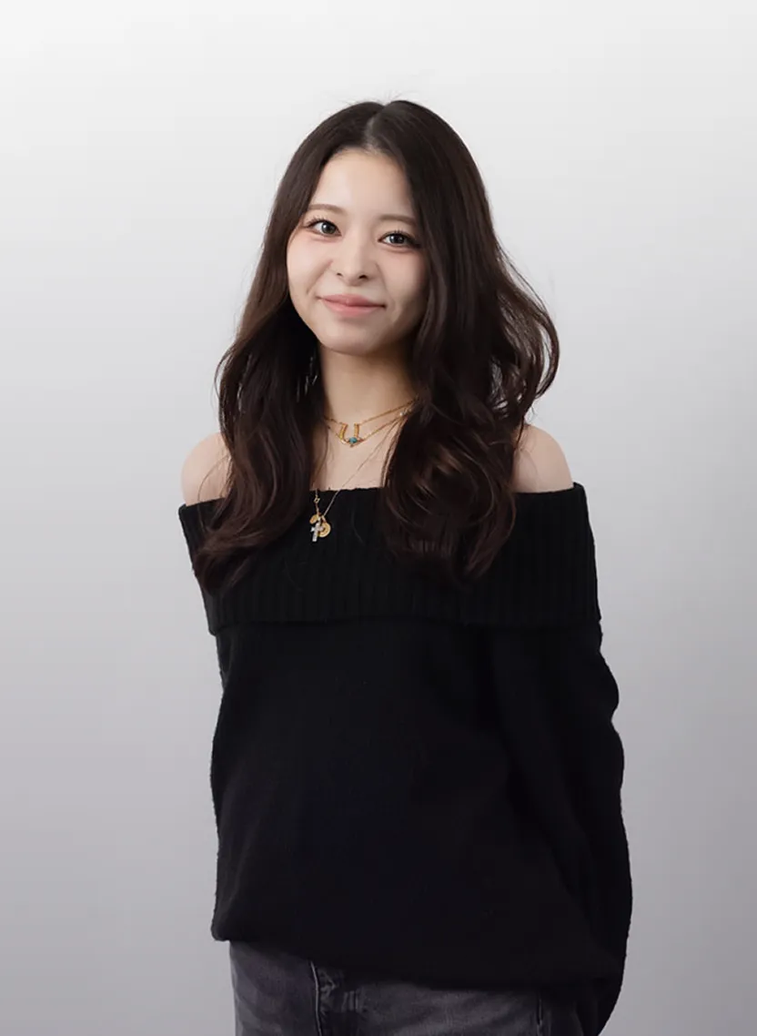 笑顔でこちらを向いて立っているY.Kさん